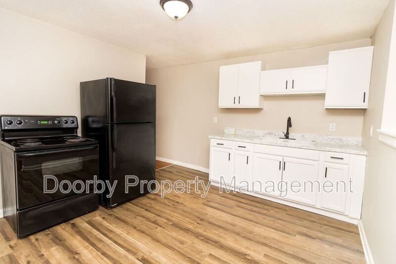 Building Photo - 2215 Allin St