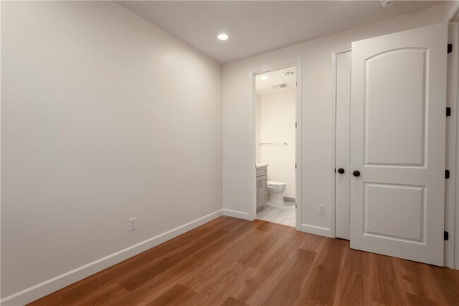 Building Photo - 5922 Encinita Ave