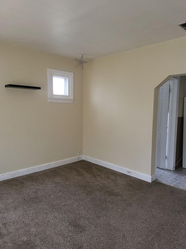 Building Photo - Two Bedroom Home in St Clair Shores - $1,450