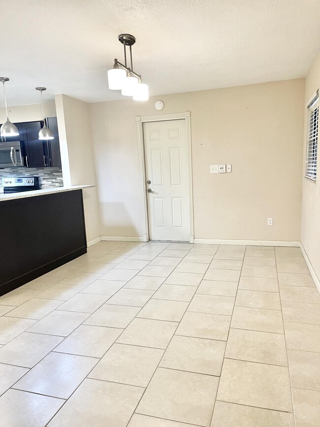 Building Photo - 3025 Briarwood Ln