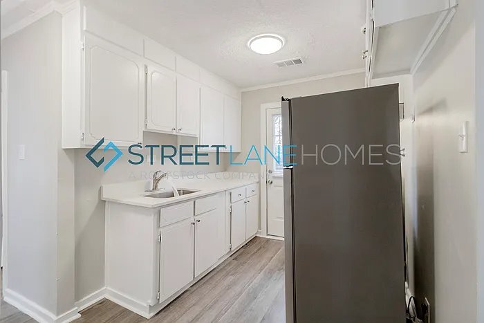 Building Photo - 209 Meadowdale Dr