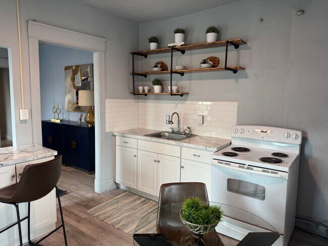 Building Photo - NOW LEASING! Renovated 1 bed, 1 bath avail...