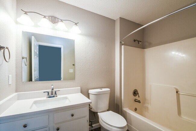 Building Photo - 17722 Sanibel Cir