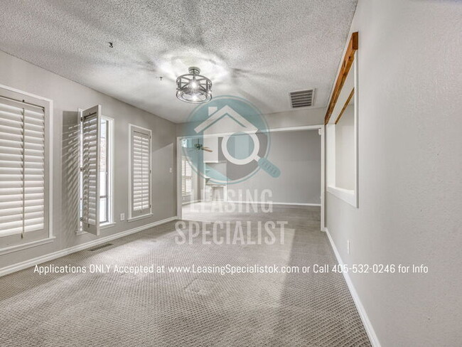 Building Photo - Warr Acres 3 Bed 2 Bath Home with a Pool!!