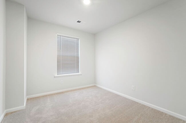 Building Photo - Beautiful 4-Bedroom 2.5 Bath Townhome