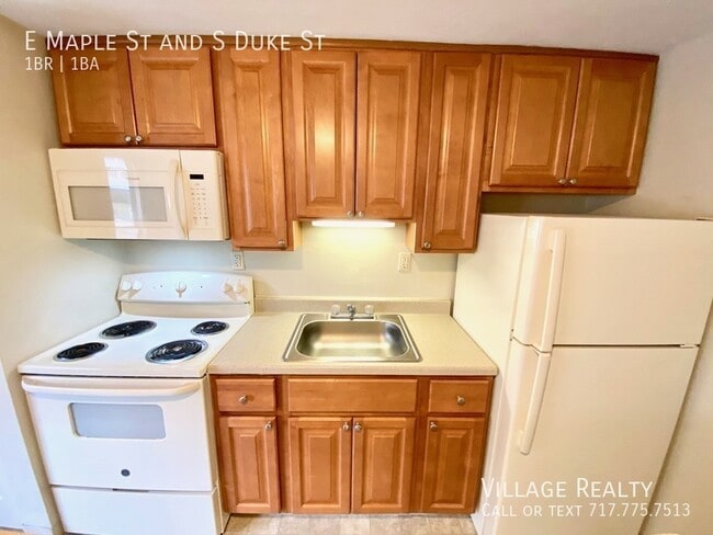 Building Photo - 461 E Maple St