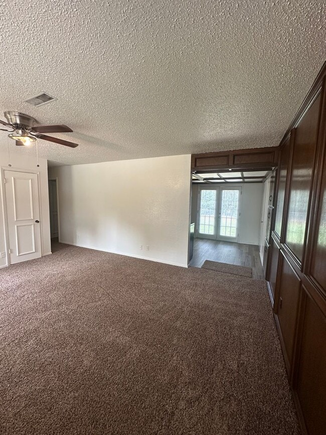 Building Photo - 3 bed, 1 bath, 1 car garage