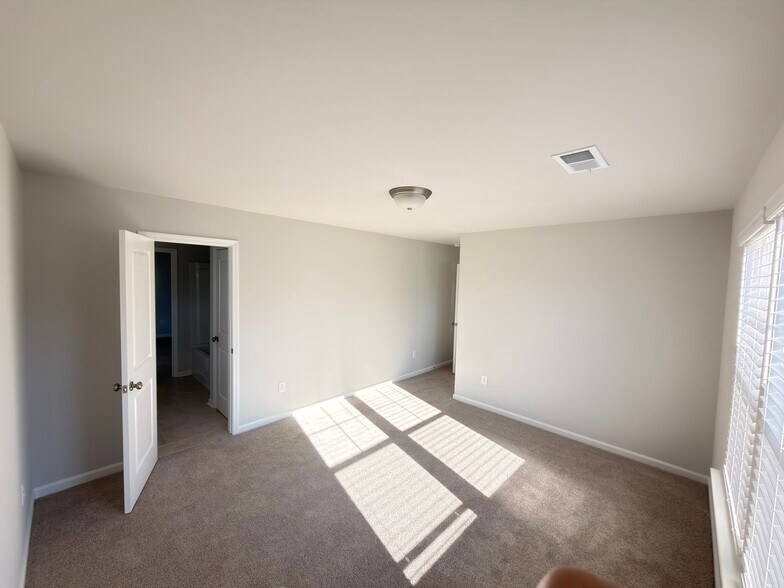 Building Photo - 109 Gervais Cir