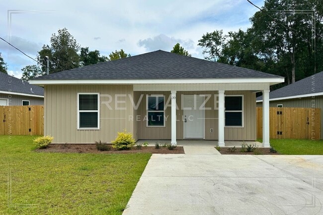 Primary Photo - 4 Bed/2 Bath Home with Storage Shed in Sar...