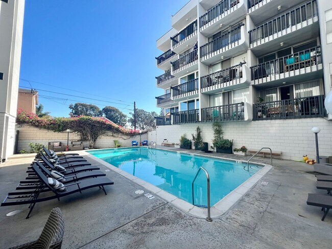 Building Photo - 2 Bed / 2 Bath Condo with Panoramic Ocean ...