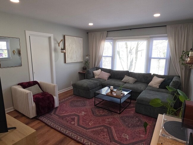 Building Photo - Updated Tosa 2 bedroom townhouse