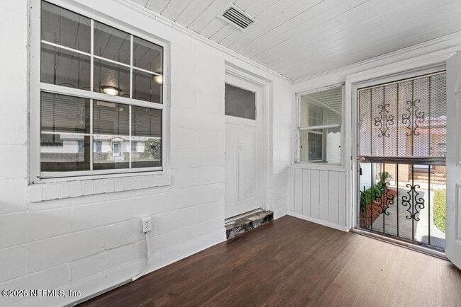 Building Photo - 1424 W 9th St