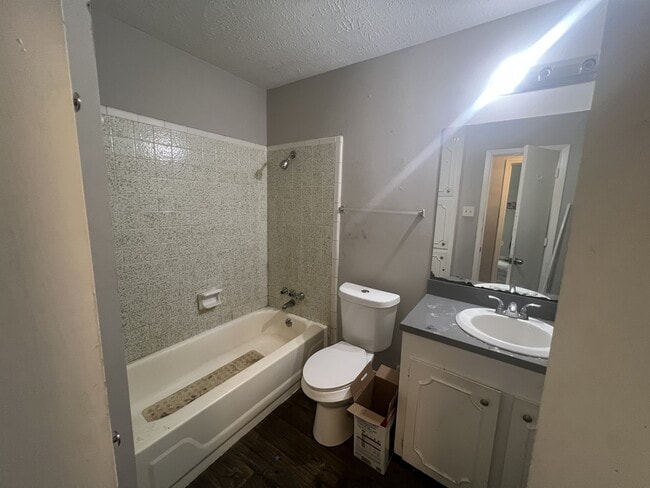Building Photo - 2915 Longwood Dr