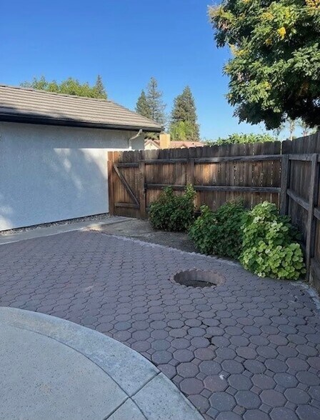 Building Photo - 5444 W Sunnyside Ct