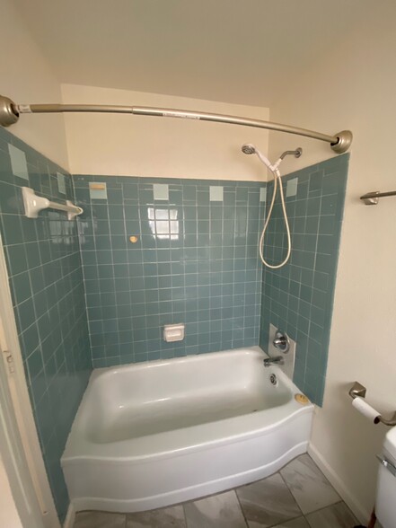 Bathroom shower/tub - 638 Mercer Ave