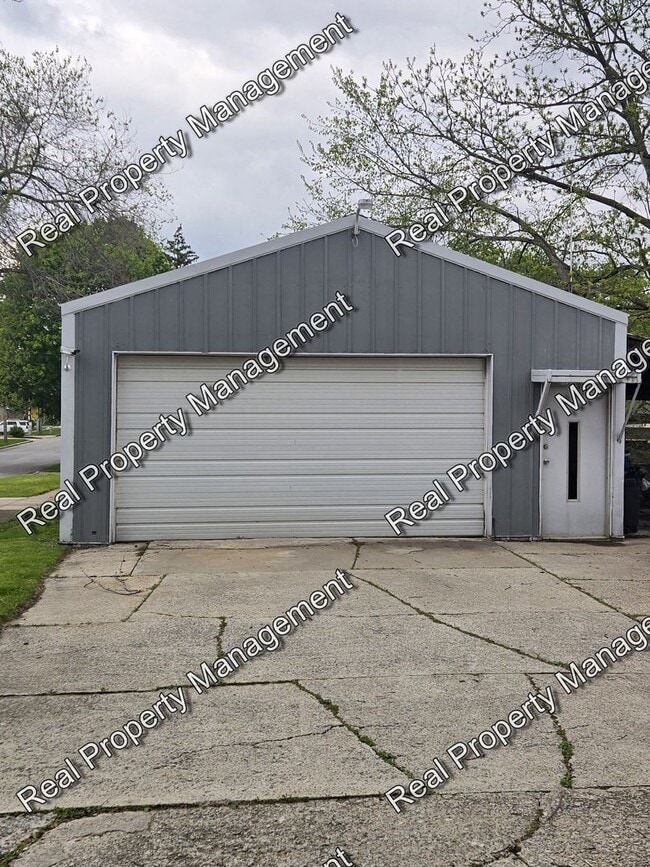 Building Photo - Three Bedroom with Oversized Garage