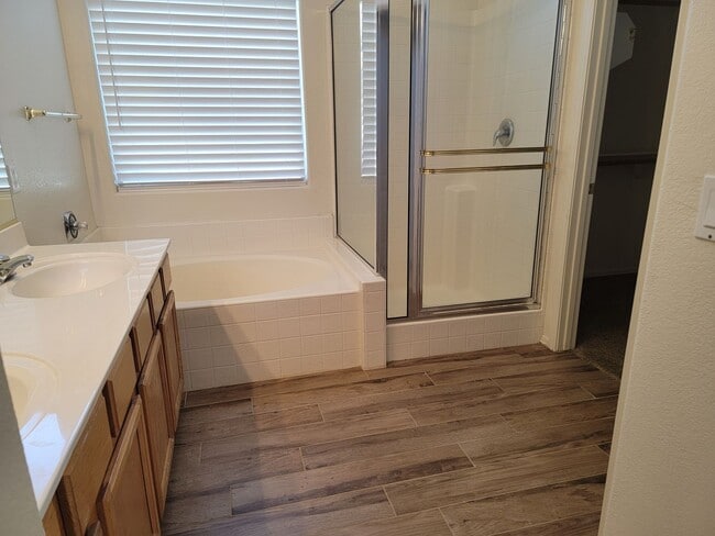 Building Photo - Updated 3 bed with 3-Garage in Bridlewood Subdivision