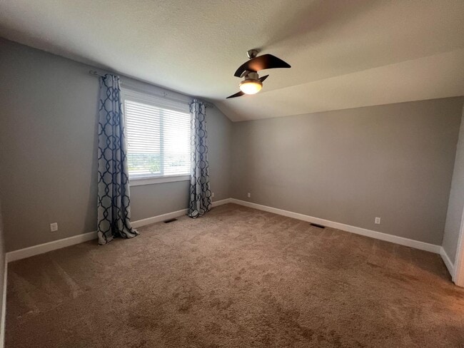 Building Photo - 627 N Daylily Dr