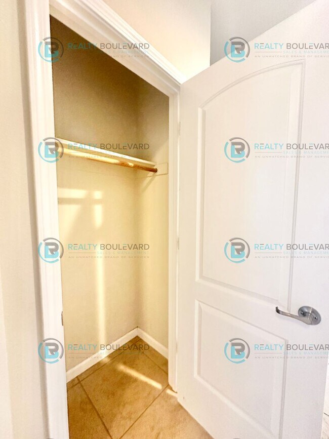Building Photo - 3 Bedroom 2 Bathroom with Garage covered patio and beautiful yard!