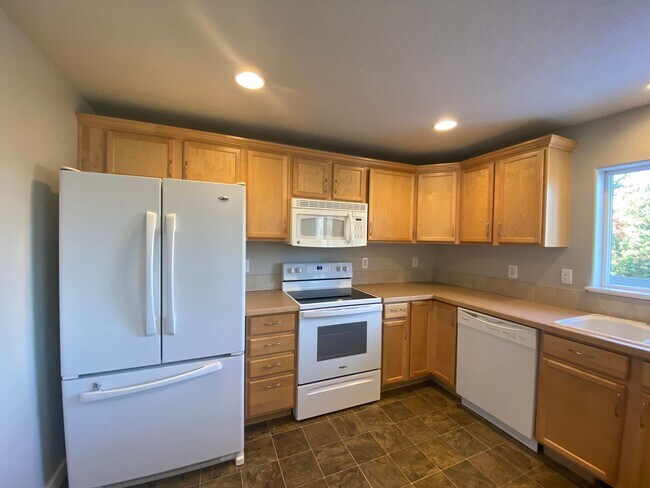 Building Photo - Beautiful 4-bedroom 2.5 bath home located ...