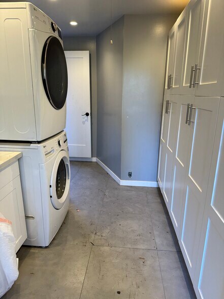 Washer / Dryer - 196 Tunstead Ave