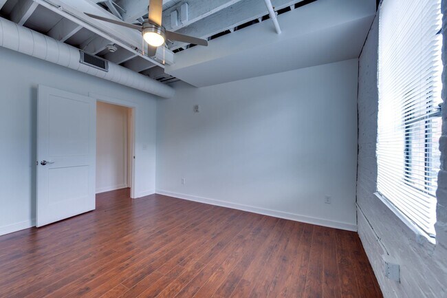 Building Photo - Newly Rennovated Two Bedroom