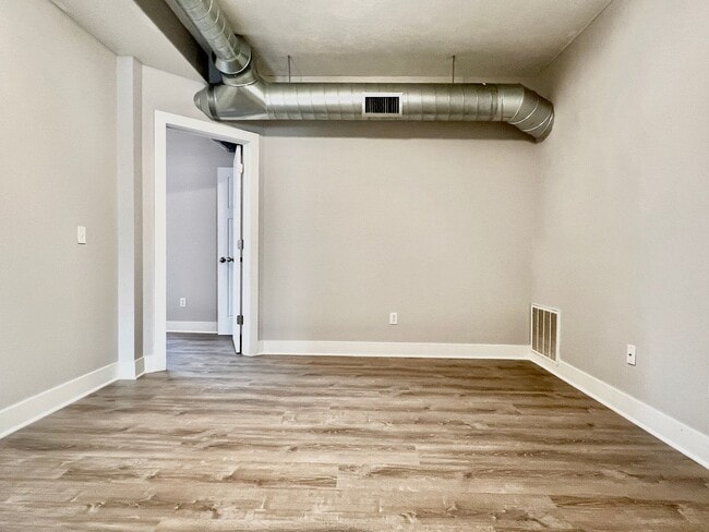 Building Photo - 933 E Front St