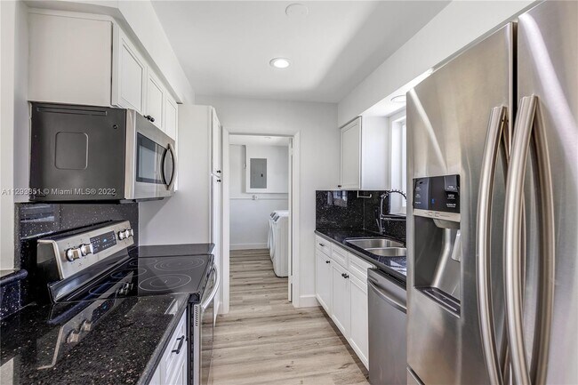 Building Photo - 921 SE 13th Ct