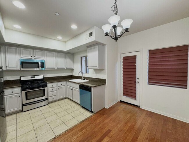 Building Photo - Stunning 2 Bed / 2.5 Bath Condo with 2-Car Garage in North Park