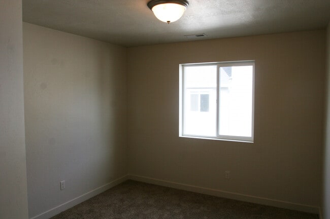 Building Photo - 3 Bed 2 bath Townhouse for Rent