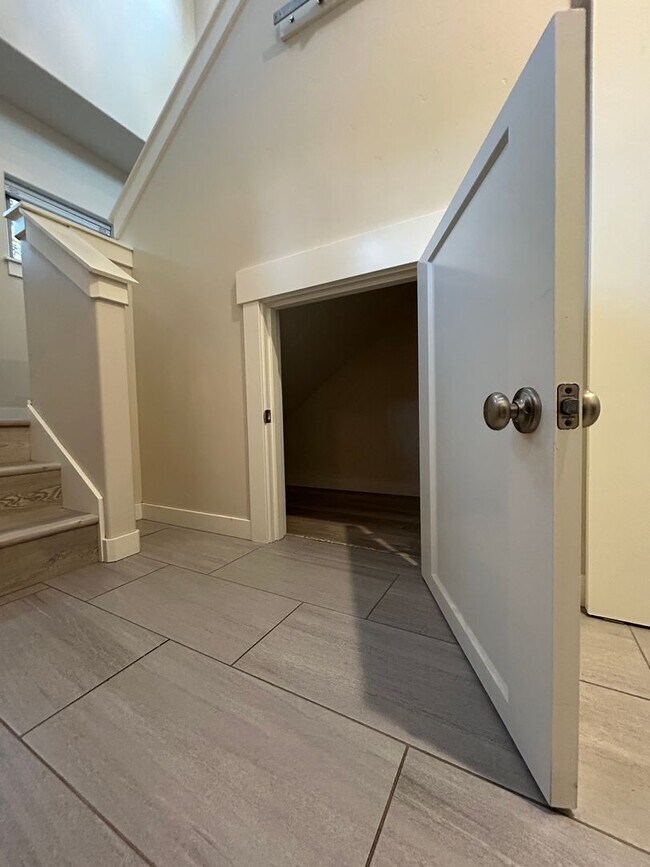 Building Photo - 1079 NW Quincy Ave