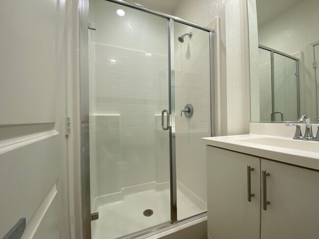 Building Photo - 3 bed, 3.5bath wihtin The Pacific Ridge Community in Oceanside