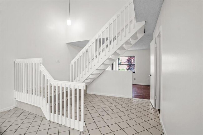 Building Photo - 1013 SW 112th Ter