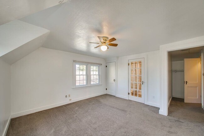 Building Photo - Charming 3-Bedroom Home with Spacious Base...