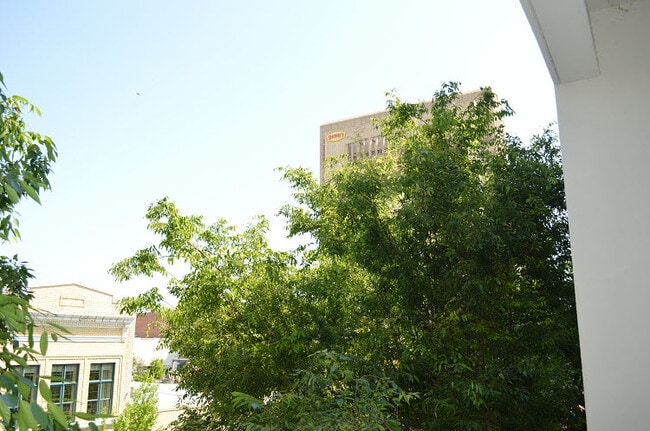 Building Photo - 155 E Broad St