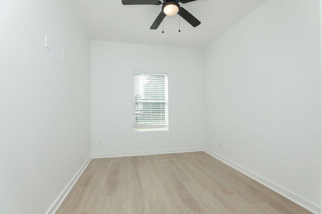 Building Photo - For Lease | 3 Bed, 2 Bath |1,350 Sq Ft |Tr...