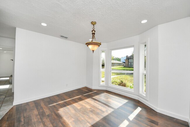 Building Photo - 616 S Rivershire Dr