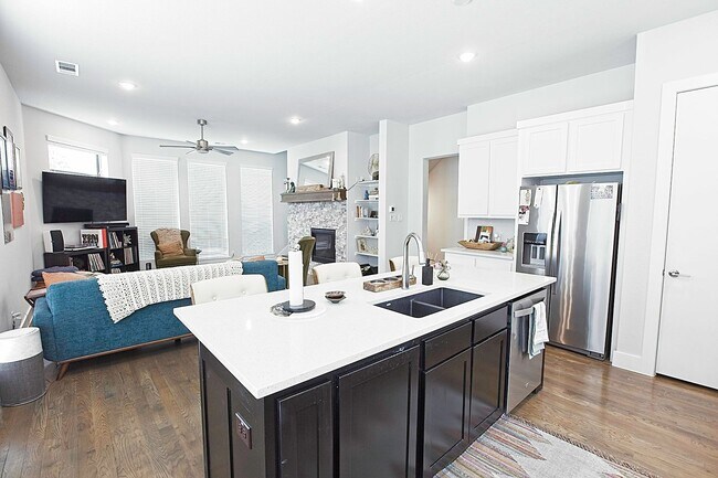 Building Photo - Dallas Gated Corner Townhome