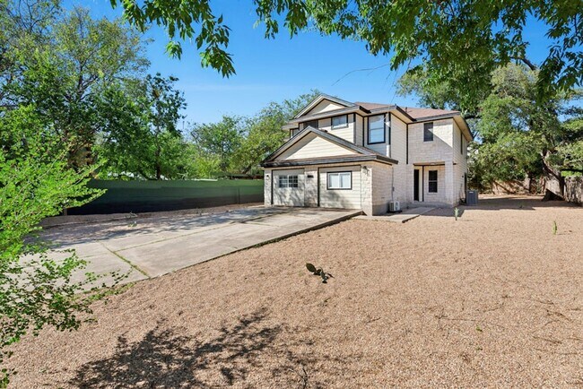 Building Photo - Newly Remodeled Duplex Great Location!