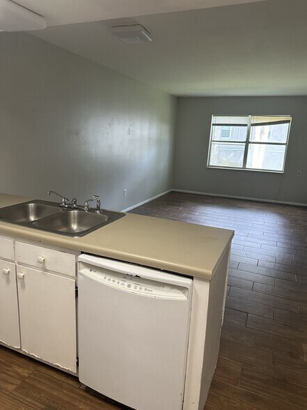 kitchen/living room - 229 E King St