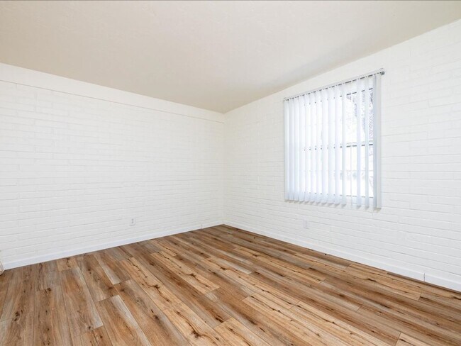 Building Photo - 4 Bedroom 2 Bathroom