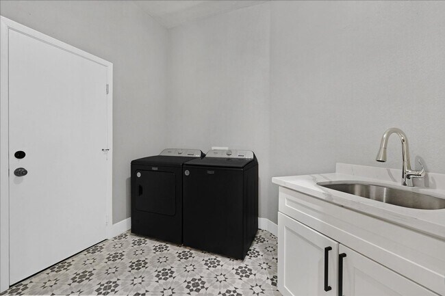 Building Photo - Fully remodeled 5 bed plus Loft / 4.5 bath...