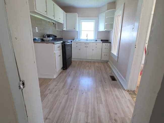 Building Photo - 415 N Eclipse St