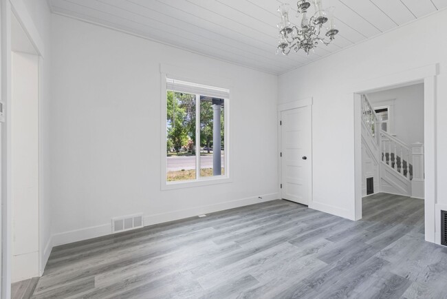 Building Photo - 5 Bed 2 Bath MODERN HERITAGE HOME