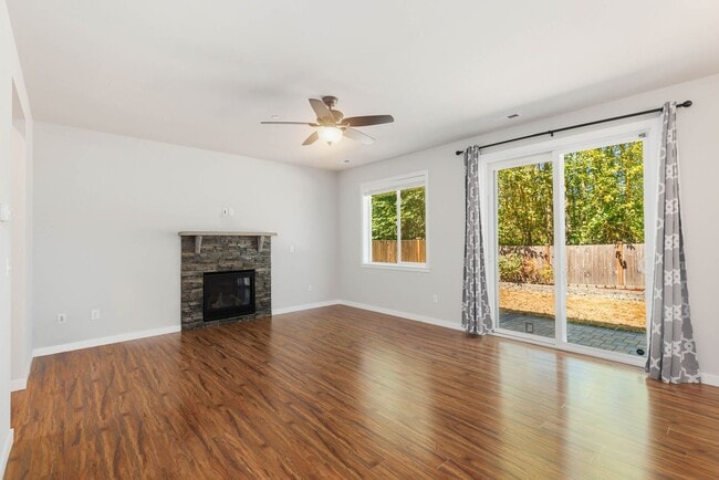 Building Photo - Stylish Everett Home Near Boeing – Modern ...