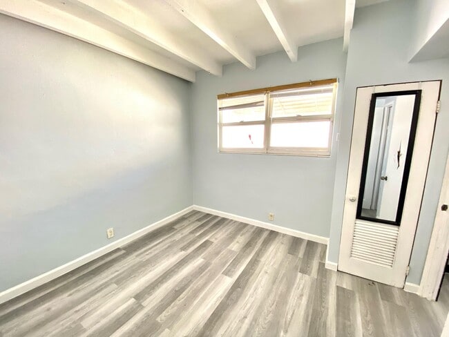 Building Photo - 527 48th St