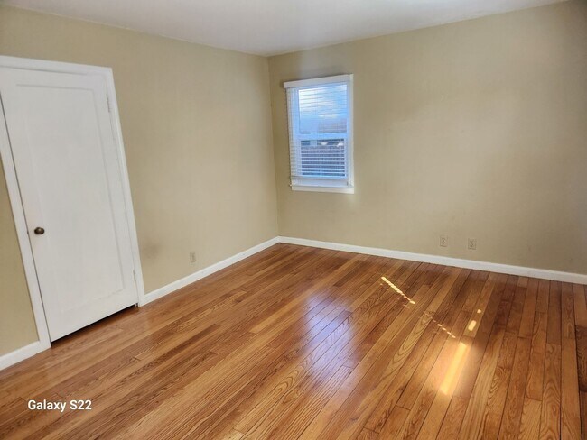 Building Photo - Beautiful 2 bedroom/1 bathroom home with a...