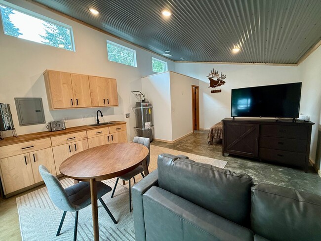 Building Photo - Furnished Modern Home for Rent – 2 Bedroom...