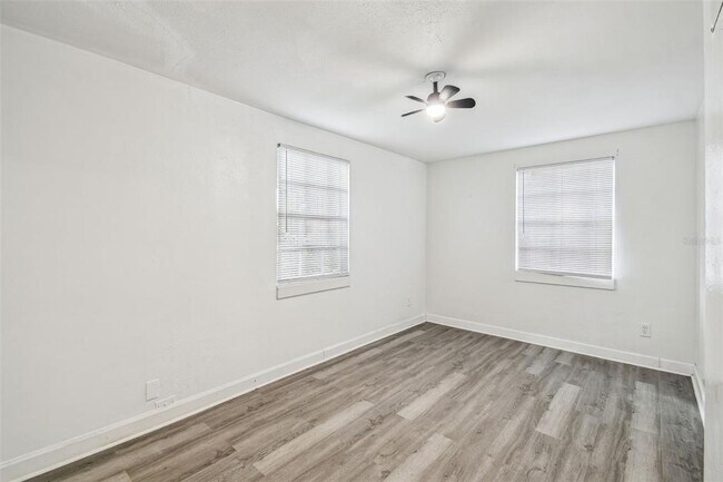 Building Photo - 1833 Knollwood Dr