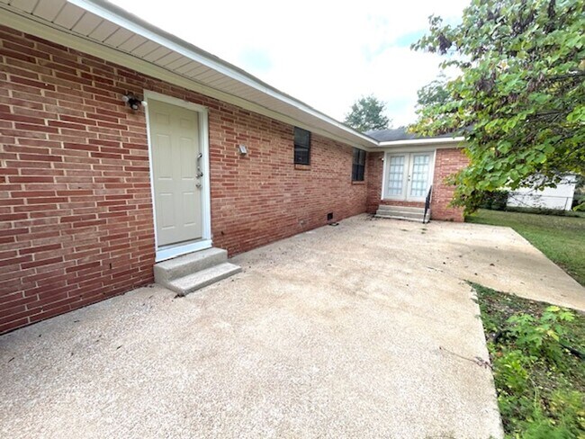 Building Photo - $500 Move In Special-or-$100 off monthly r...
